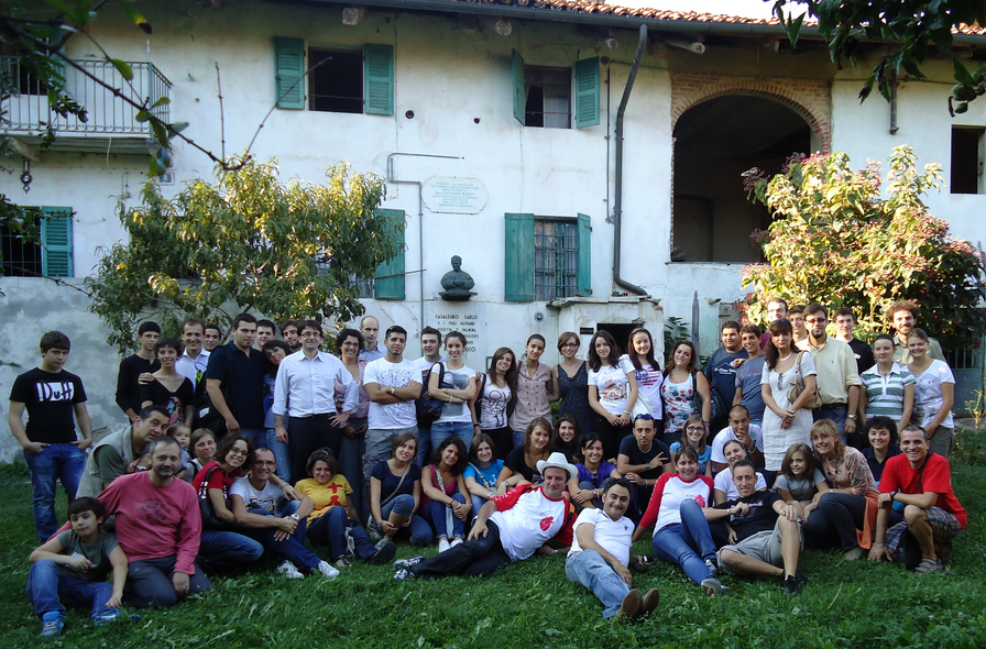 foto di gruppo davanti a cascina moglia